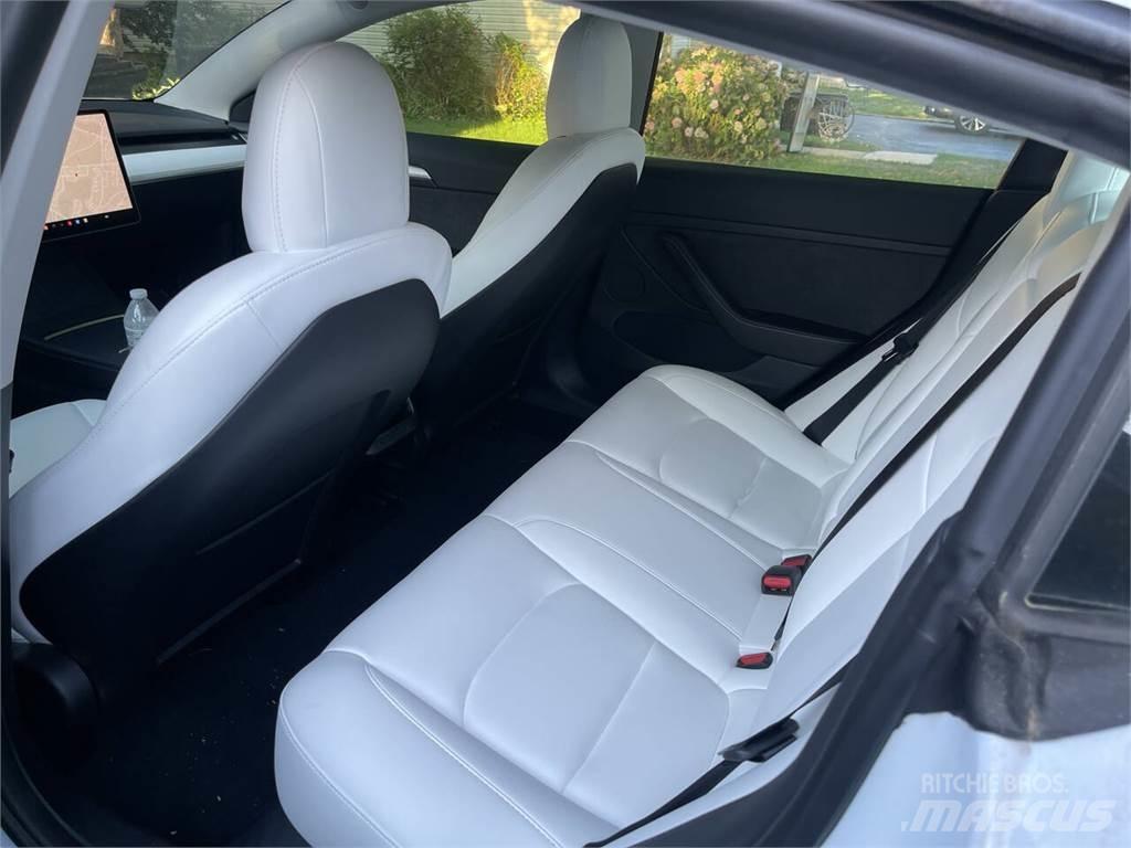 Tesla Model 3 PKWs