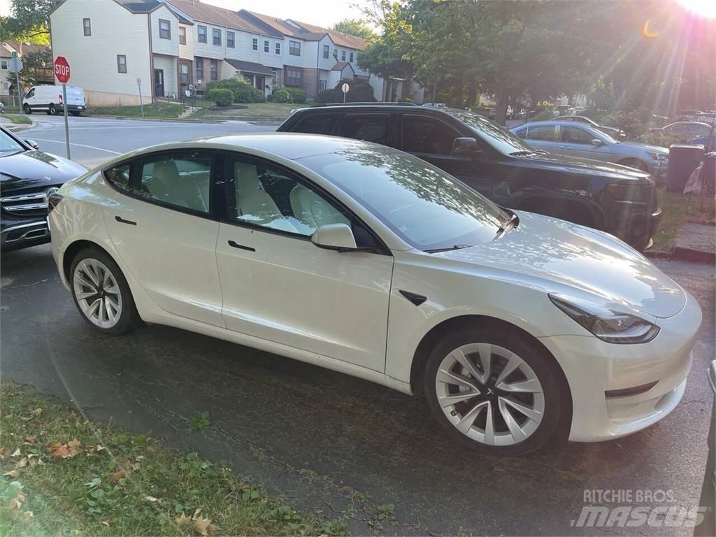 Tesla Model 3 PKWs