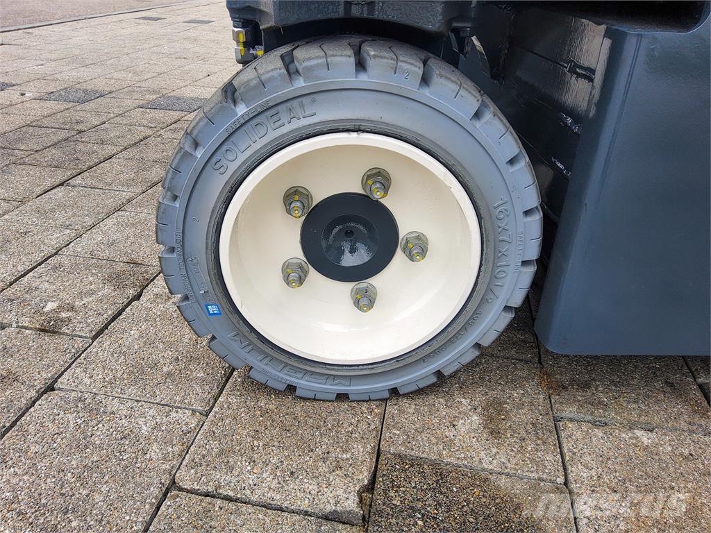 Combilift CBE 3000 Vierwegestapler