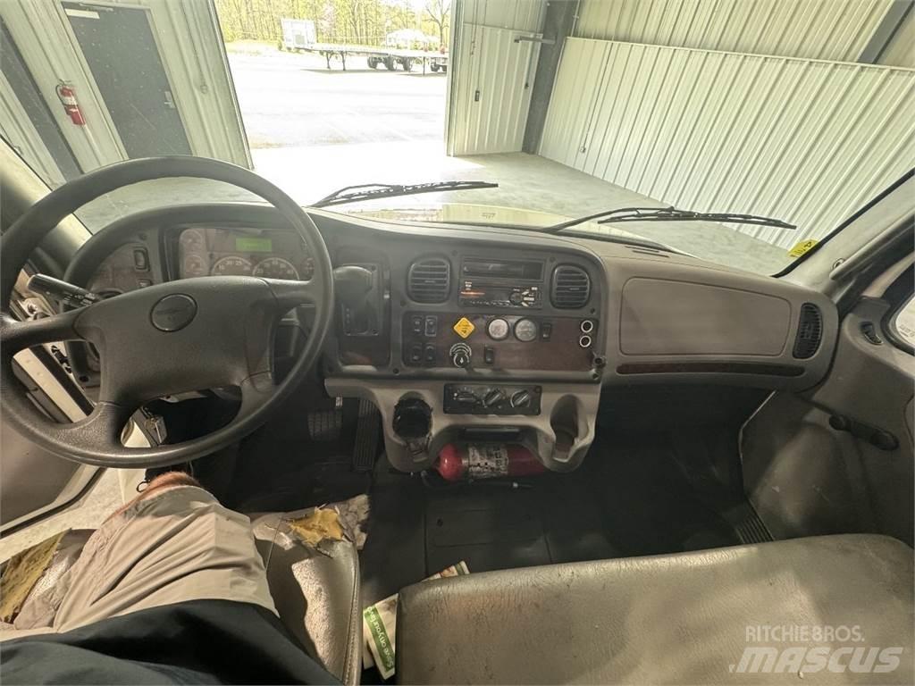 Freightliner M2 106 Pritschenwagen/Pritschenwagen mit Seitenklappe