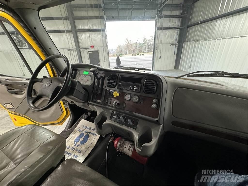 Freightliner M2106 Kofferaufbau