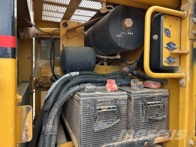 CAT 16H Grader