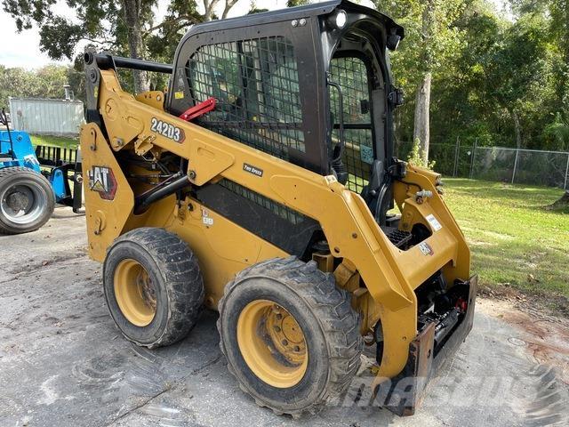 CAT 242D3 Kompaktlader