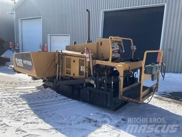 CAT AP255E Strassenfertiger