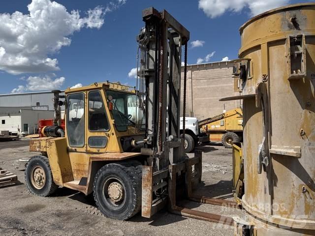 CAT DP90 Geländestapler