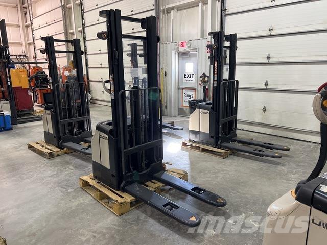 Crown ES 4000 Zelfrijdende stapelaars