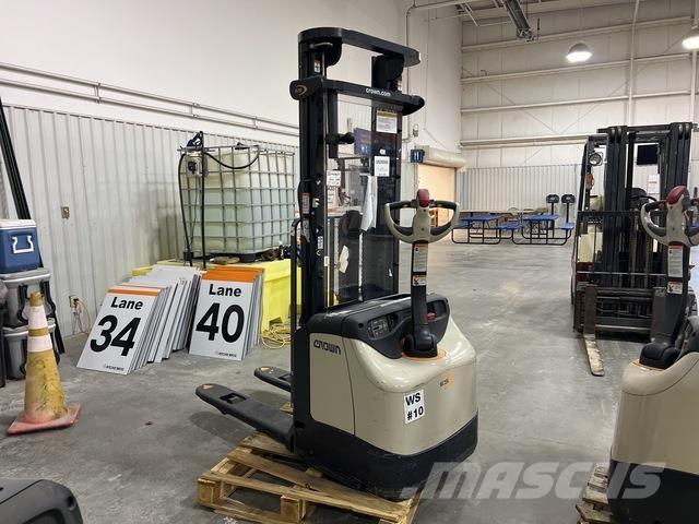 Crown ES 4000 Zelfrijdende stapelaars