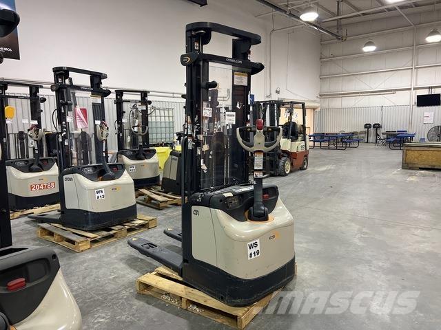 Crown ES 4000 Zelfrijdende stapelaars