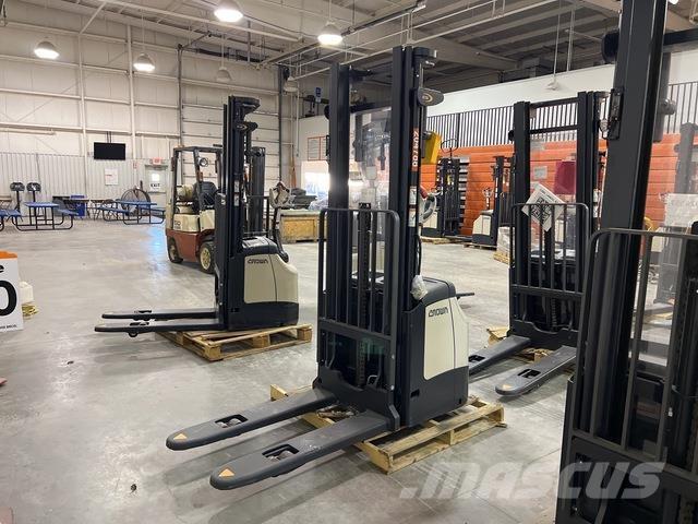 Crown ES 4000 Zelfrijdende stapelaars