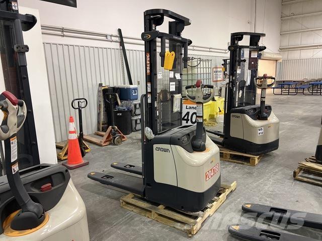 Crown ES 4000 Zelfrijdende stapelaars