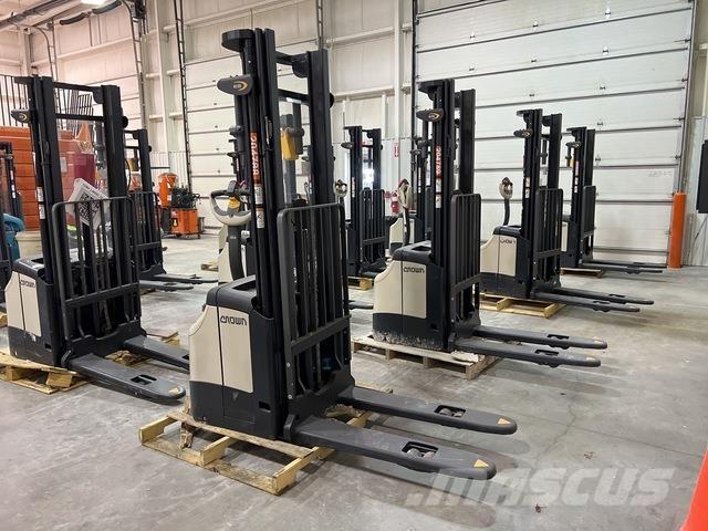 Crown ES 4000 Zelfrijdende stapelaars