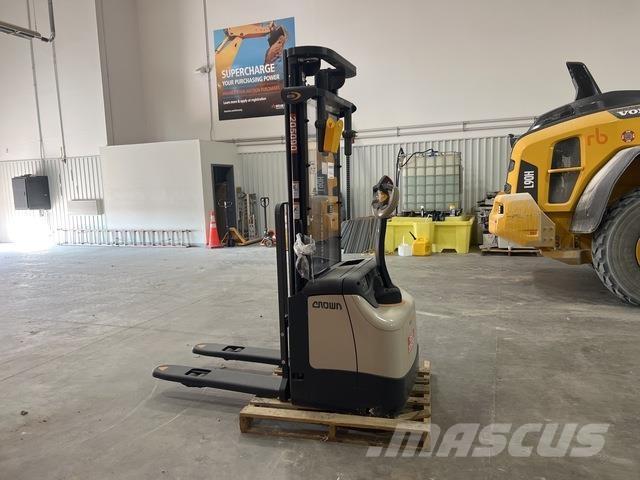 Crown ES 4000 Zelfrijdende stapelaars