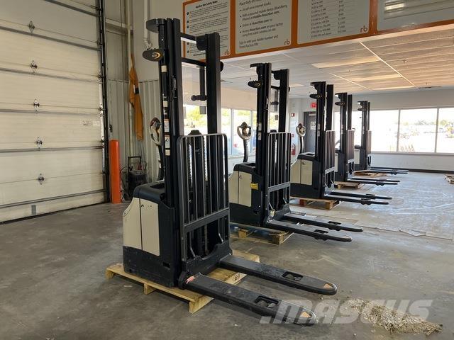 Crown ES 4000 Zelfrijdende stapelaars