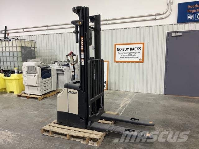 Crown ES 4000 Zelfrijdende stapelaars