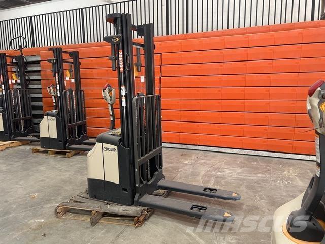 Crown ES 4000 Zelfrijdende stapelaars