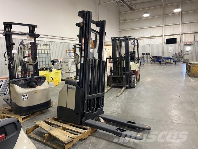 Crown ES 4000 Zelfrijdende stapelaars