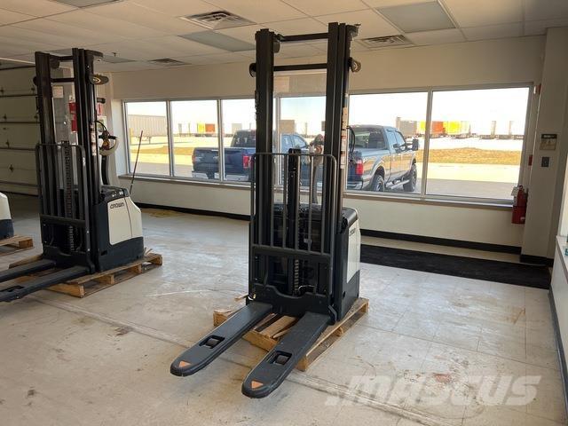 Crown ES 4000 Zelfrijdende stapelaars