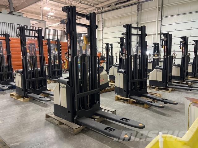 Crown ES 4000 Zelfrijdende stapelaars