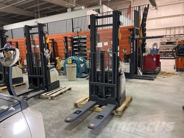 Crown ES 4000 Zelfrijdende stapelaars