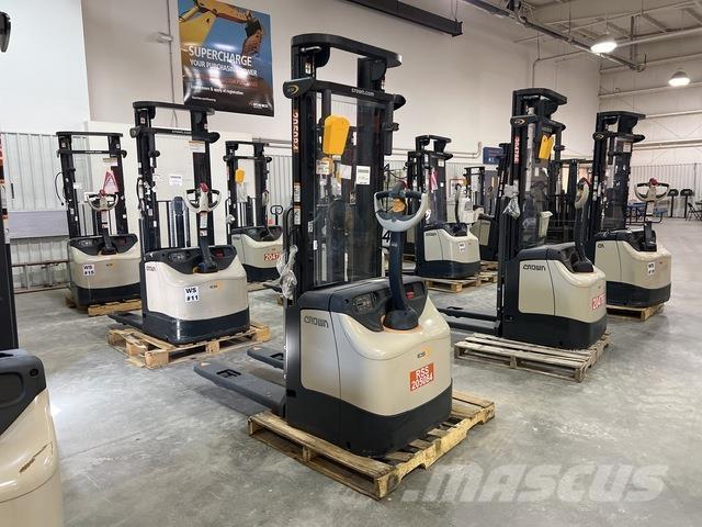 Crown ES 4000 Zelfrijdende stapelaars