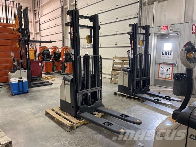 Crown ES 4000 Zelfrijdende stapelaars