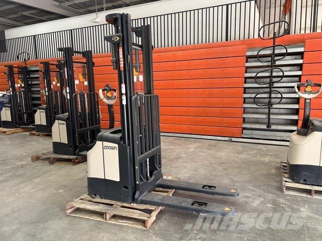 Crown ES 4000 Zelfrijdende stapelaars