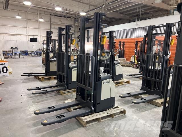 Crown ES 4000 Zelfrijdende stapelaars