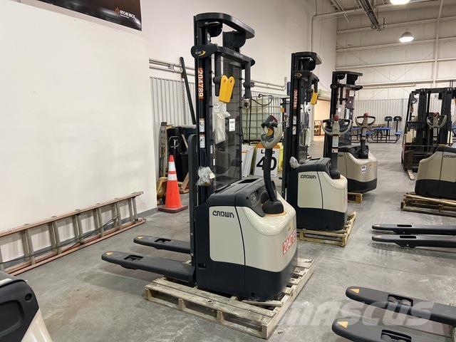 Crown ES 4000 Zelfrijdende stapelaars