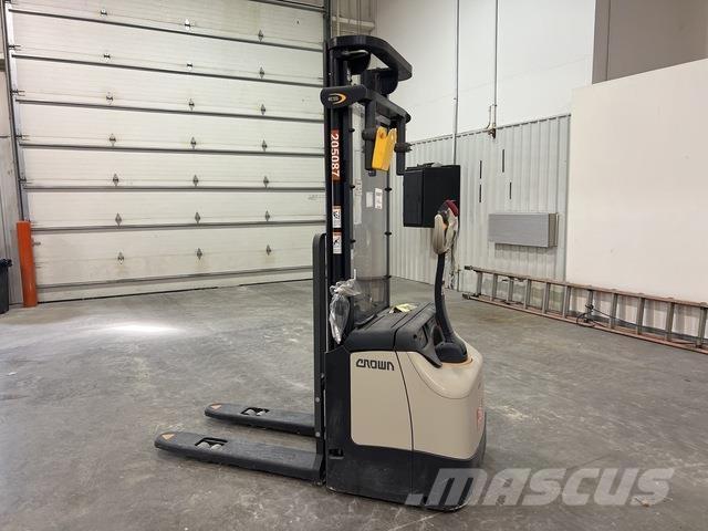 Crown ES 4000 Zelfrijdende stapelaars
