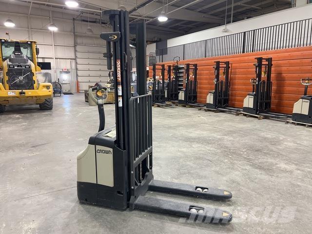 Crown ES 4000 Zelfrijdende stapelaars