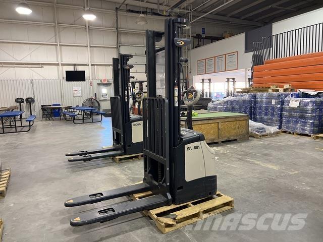 Crown ES 4000 Zelfrijdende stapelaars