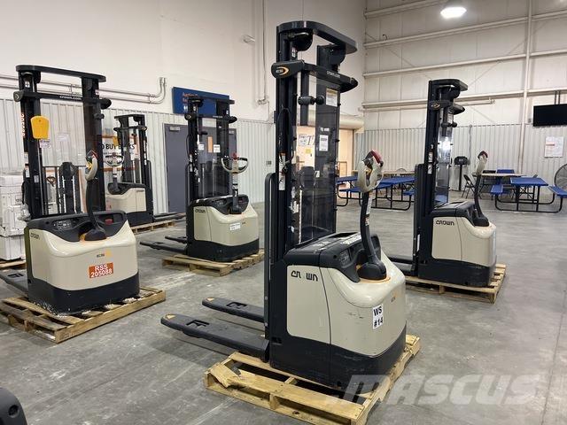 Crown ES 4000 Zelfrijdende stapelaars