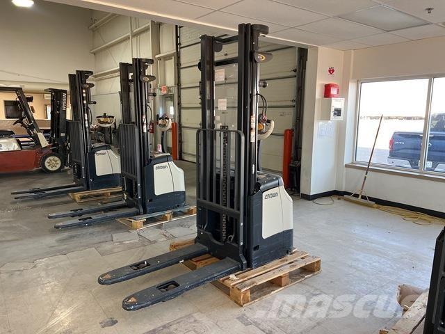 Crown ES 4000 Zelfrijdende stapelaars