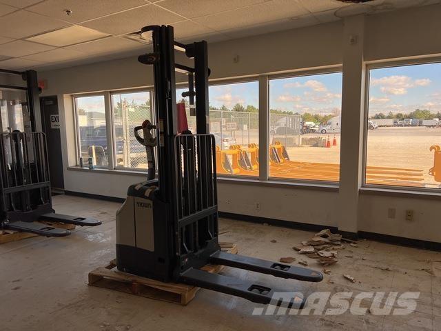 Crown ES 4000 Zelfrijdende stapelaars