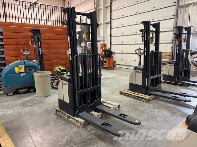 Crown ES 4000 Zelfrijdende stapelaars