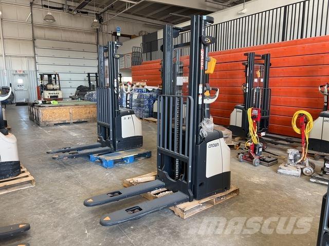 Crown ES 4000 Zelfrijdende stapelaars