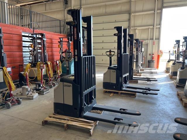 Crown ES 4000 Zelfrijdende stapelaars