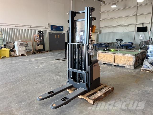 Crown ES 4000 Zelfrijdende stapelaars