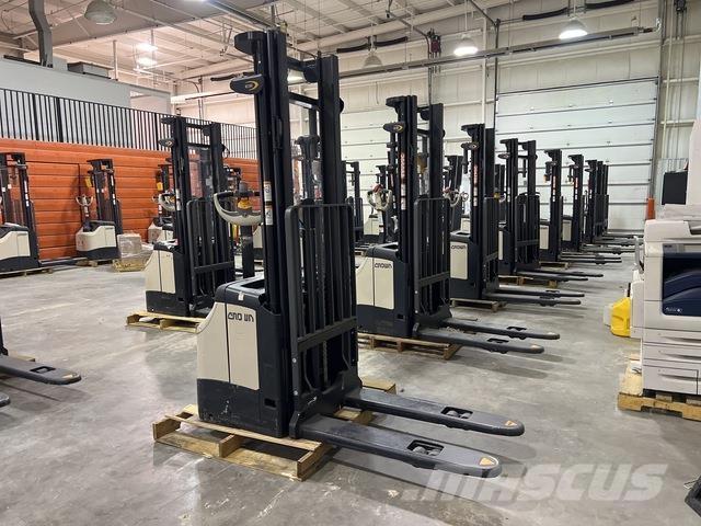 Crown ES 4000 Zelfrijdende stapelaars