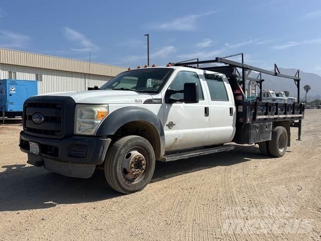 Ford F-550 Pritschenwagen/Pritschenwagen mit Seitenklappe