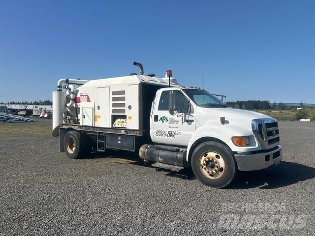 Ford F-650 Raupenbagger
