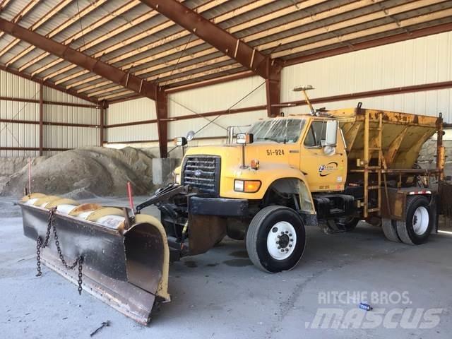 Ford F800 Schneeschilde und -pflüge
