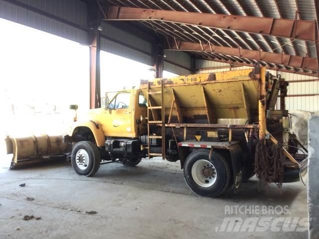 Ford F800 Schneeschilde und -pflüge