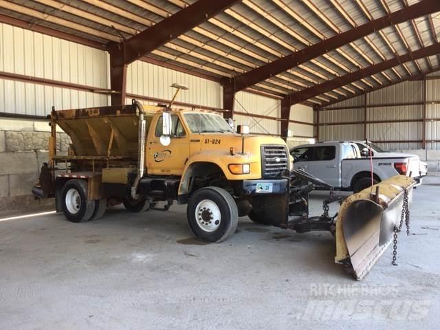Ford F800 Schneeschilde und -pflüge