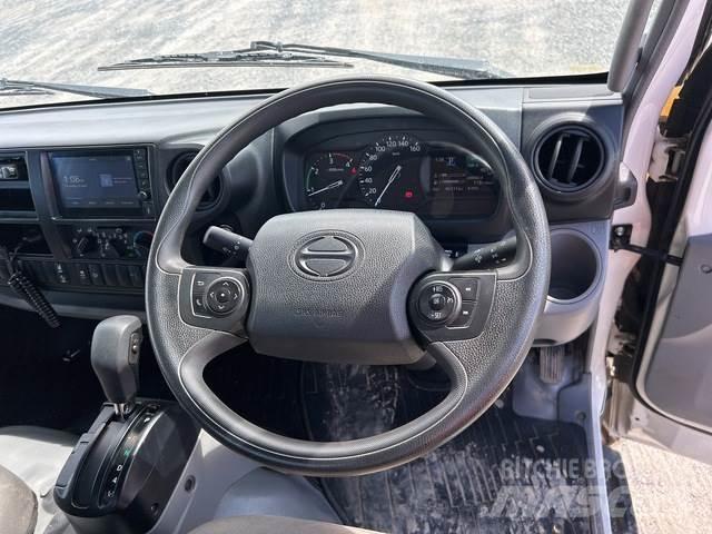 Hino 300 Pritschenwagen/Pritschenwagen mit Seitenklappe