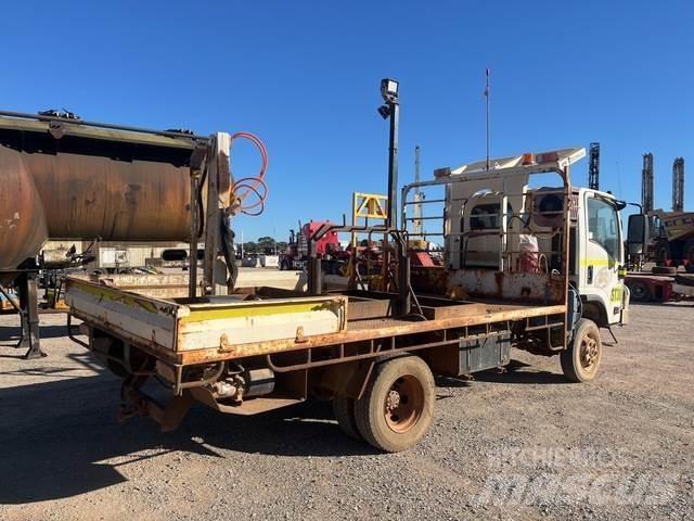 Isuzu NPS 300 Pritschenwagen/Pritschenwagen mit Seitenklappe
