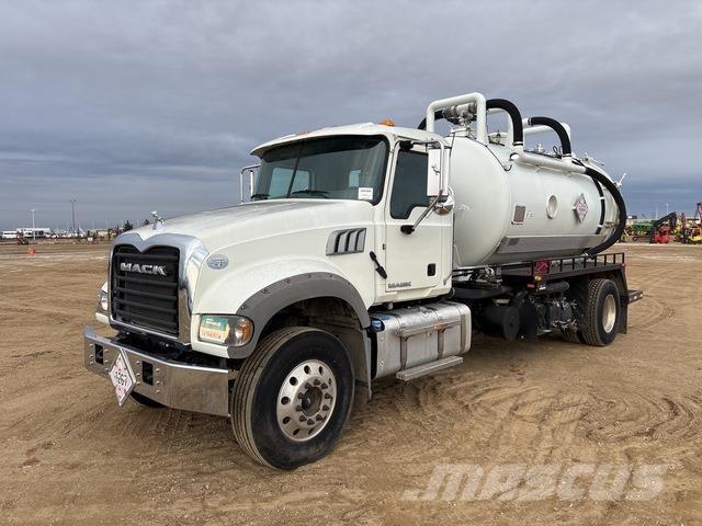Mack 400 Saug- und Druckwagen