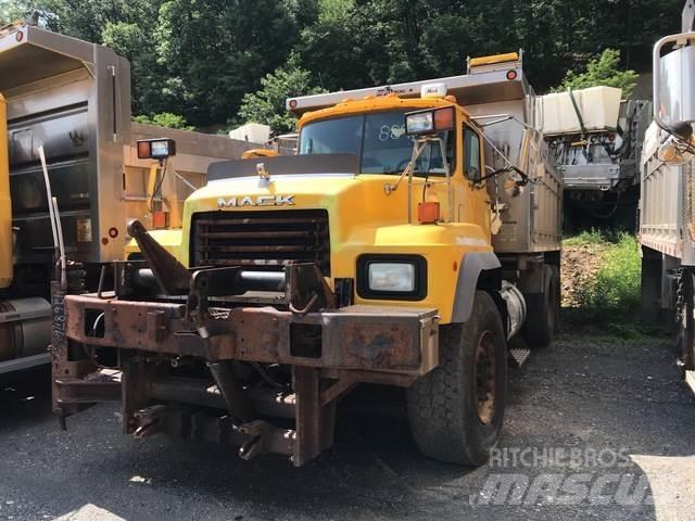 Mack 600 Schneeschilde und -pflüge
