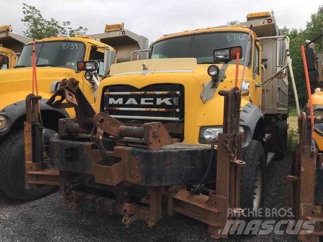 Mack 700 Schneeschilde und -pflüge