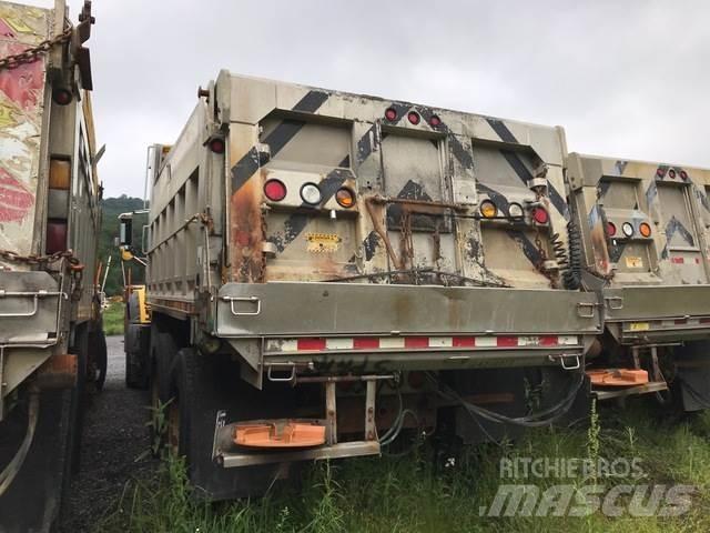 Mack 700 Schneeschilde und -pflüge